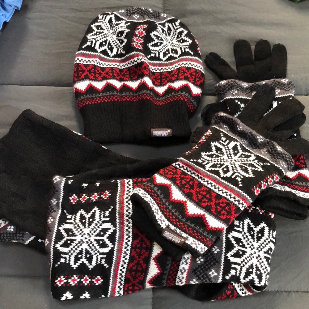 Hat, glove, and scarf set! ❤️🖤
